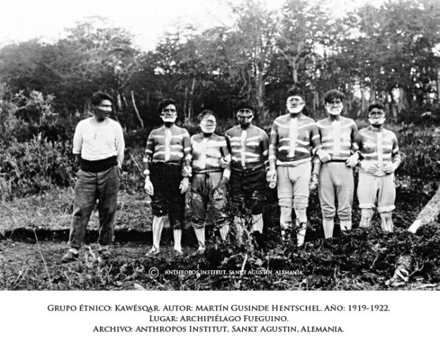 Grupo de Kawésqar posando