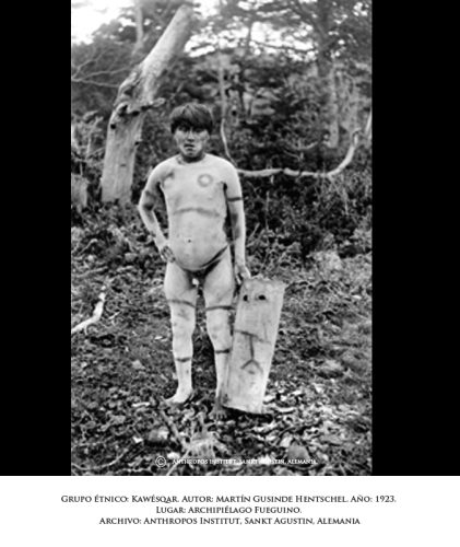 Kawésqar en actitud pasiva