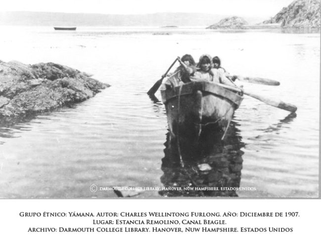 El fotógrafo impone la presencia del grupo cancero, otorgándole un lugar central en la toma