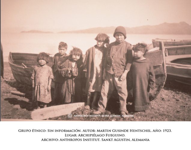 El fotógrafo reúne a niños y botes, sugiriendo su pertenencia étnica a un grupo navegante