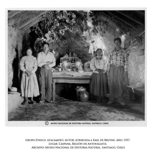 En el dia de Todos los Santos se prepara un altar con alimentos y bebidas para los ancestros