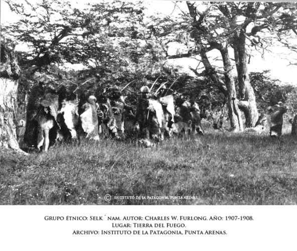 Las figuras son absorbidas por el fondo y enmarcadas por dos arboles.