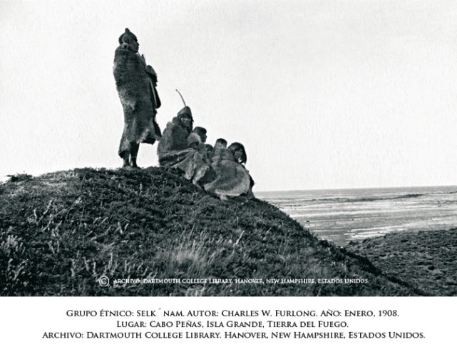 El peso visual del grupo en altura acentúa el fragmento insular