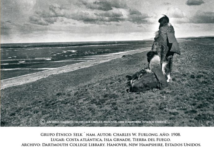El vértice de la linea diagonal del limite de costa y la linea del horizonte es puntualizado por la presencia de las figuras