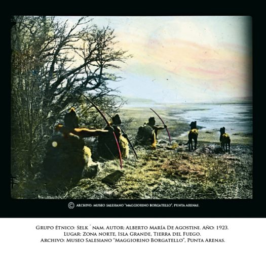 La pose dirigida y la toma en perspectiva evidencian el trayecto visual hacia el Último plano.