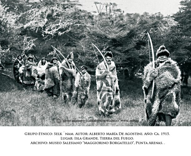 El fotógrafo se posiciona estratégicamente frente al grupo, que en perspectiva define el espacio anterior de la fotografia