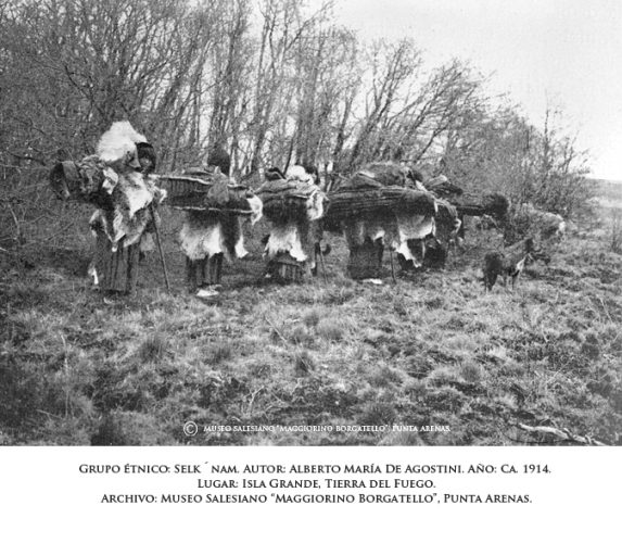 El grupo se dispone sobre la linea de horizonte interior.
La toma se realiza desde atrás, cerrando el último plano