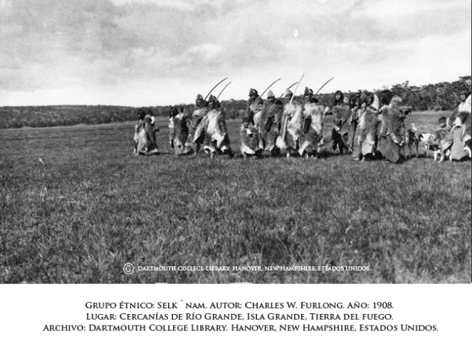 El fotógrafo se ubica al costado del grupo formándose una linea única horizontal que divide la imagen