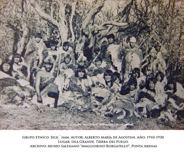 El grupo como intermediador, es ubicado en el limite preciso entre piso y fondo.