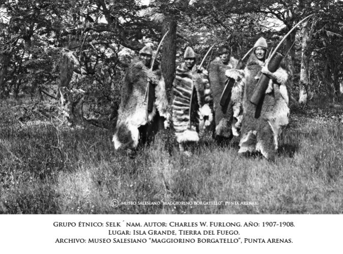 El bosque patagónico como telón de fondo realza el imaginario del cazador fueguino.