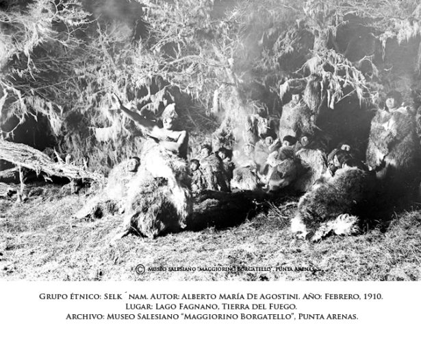 Escena de atributos pictóricos, donde el "decorado y la iluminación forman una textura uniforme.