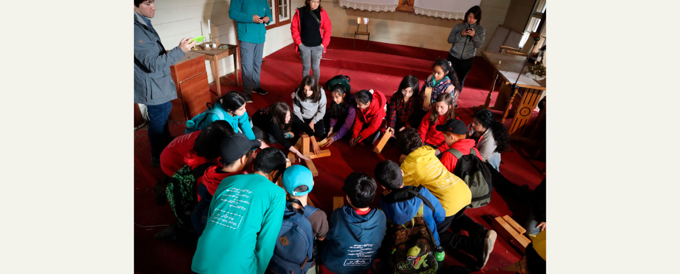 alumnos en iglesia de llau llao