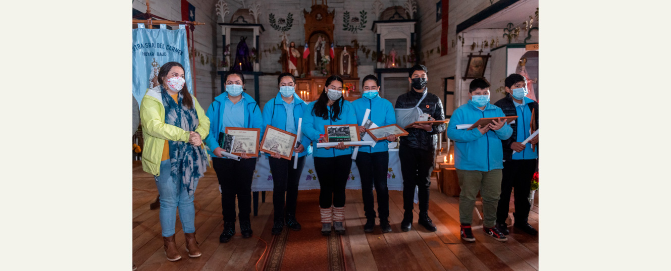 alumnos en la iglesia de huyar
