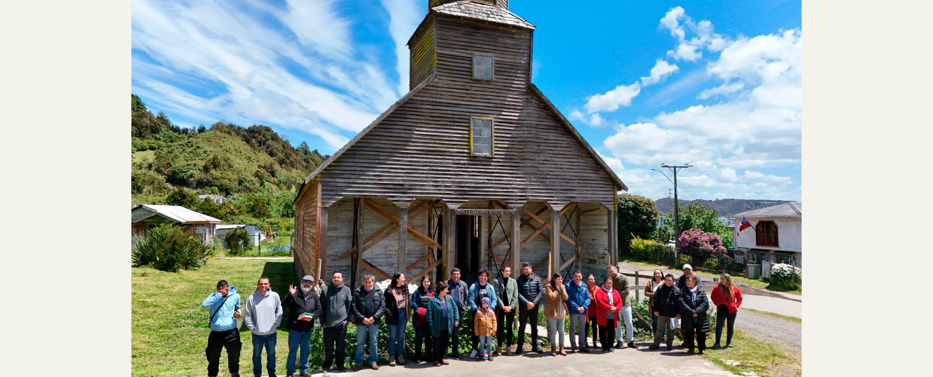 grupo de personas y iglesia de detif