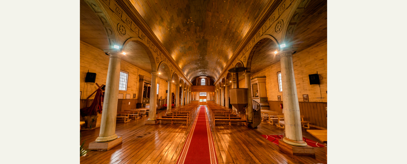 interior iglesia de chonchi