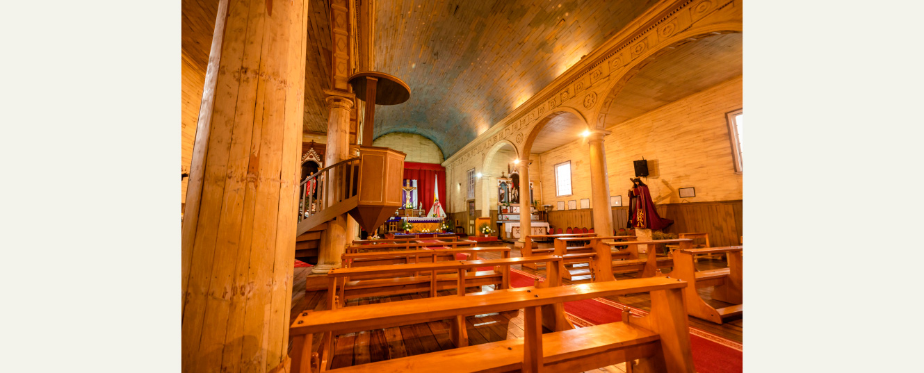 interior iglesia de chonchi