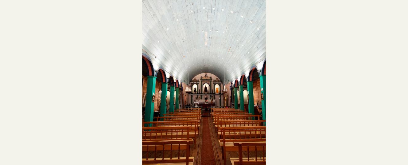 interior iglesia de detif cahuach