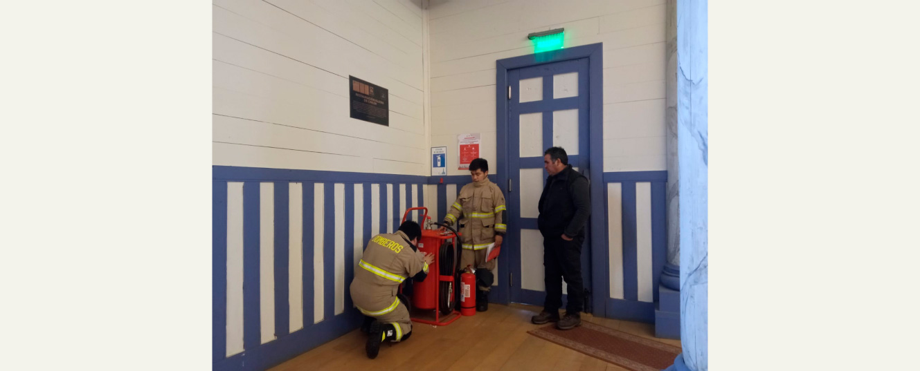 dos bomberos y una persona