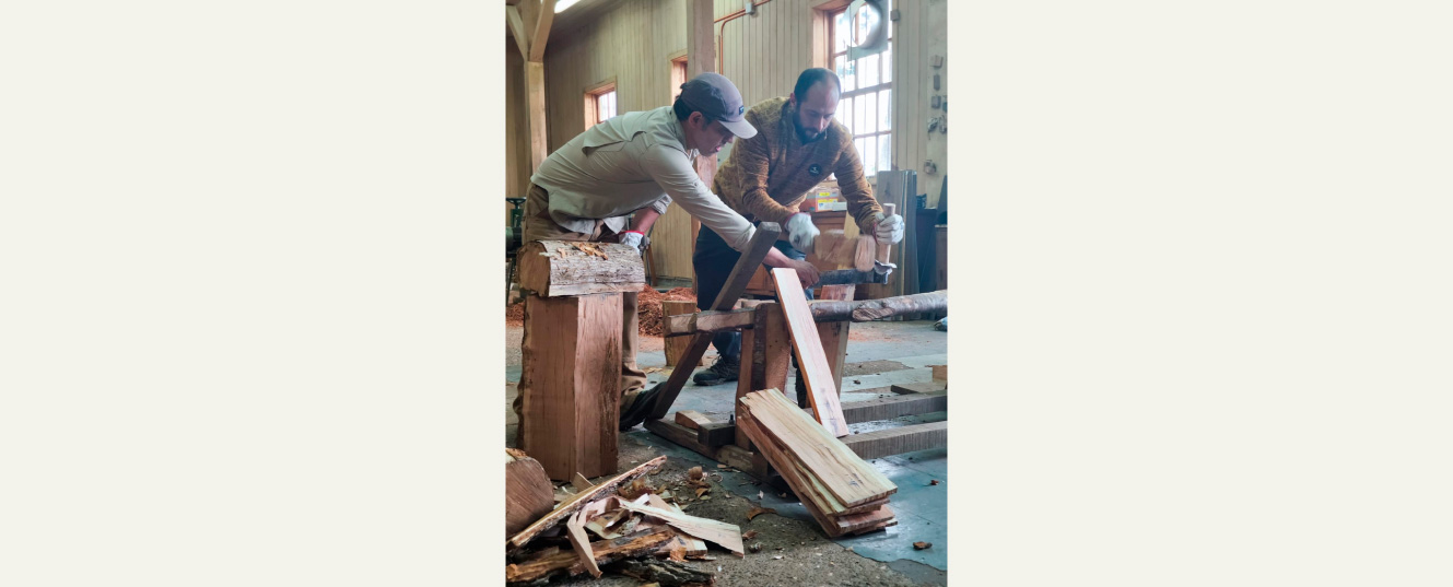 dos hombres trabajando la madera