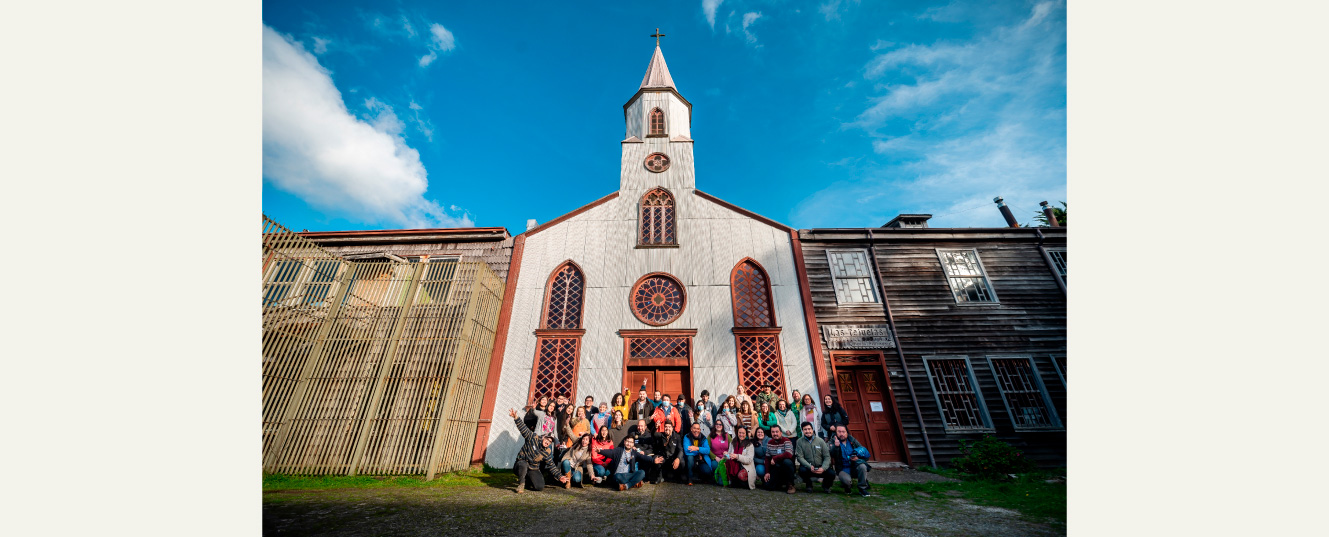 grupo de persona afueras del museo