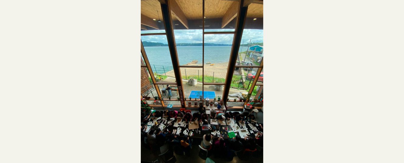 grupo de persona realizando manualidades