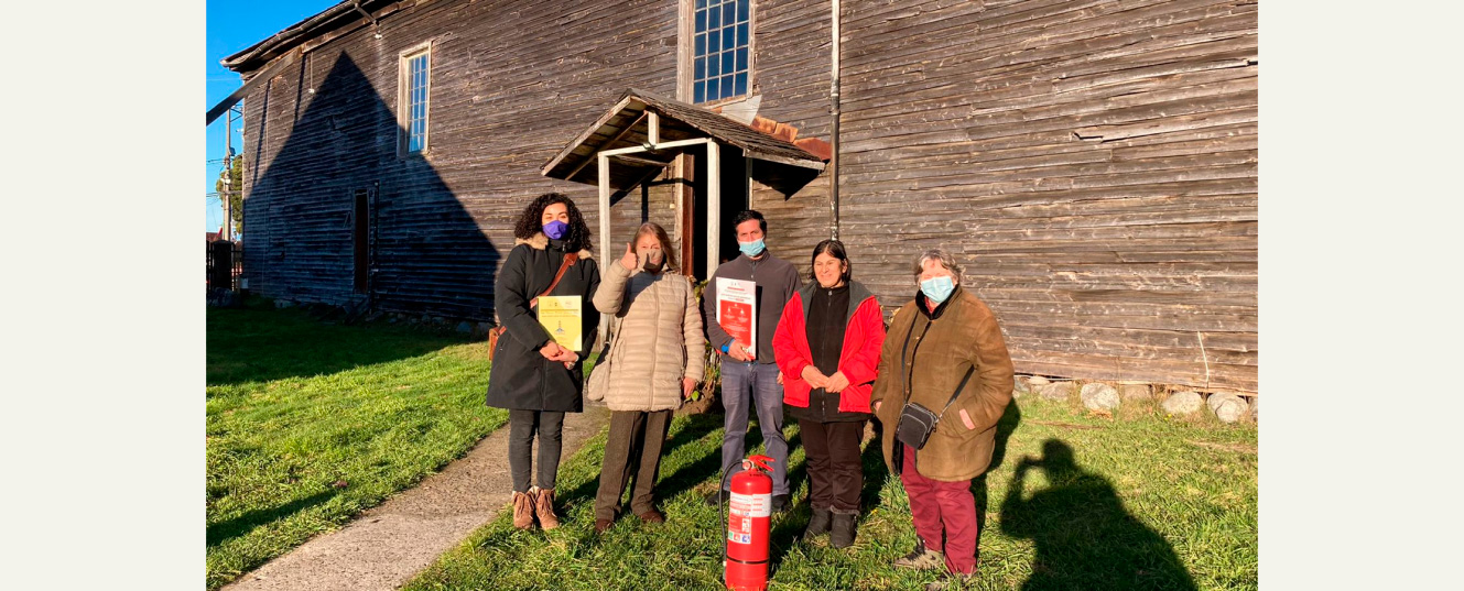 grupo de personas afuera de iglesia