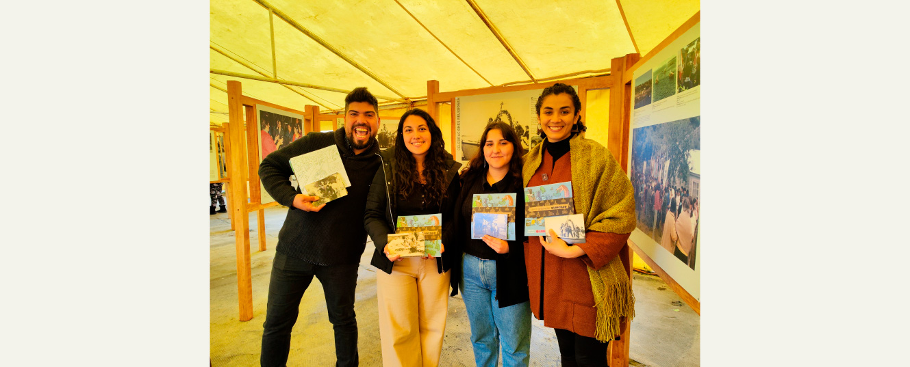 grupo de personas presentando libro coloreable