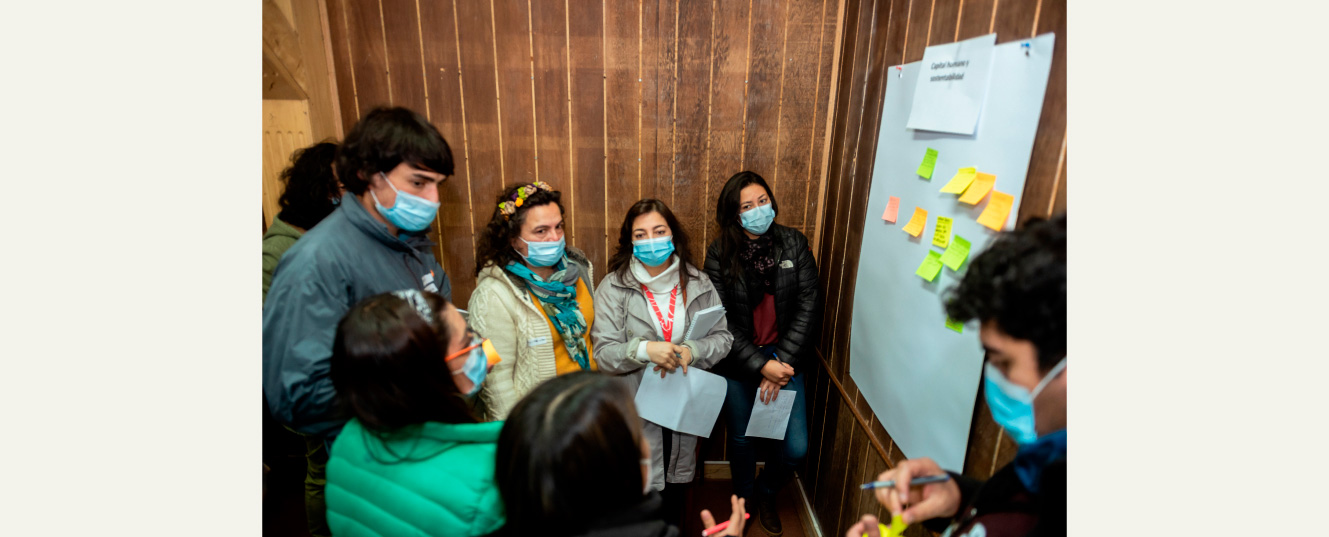 grupo de personas realizando card sorting