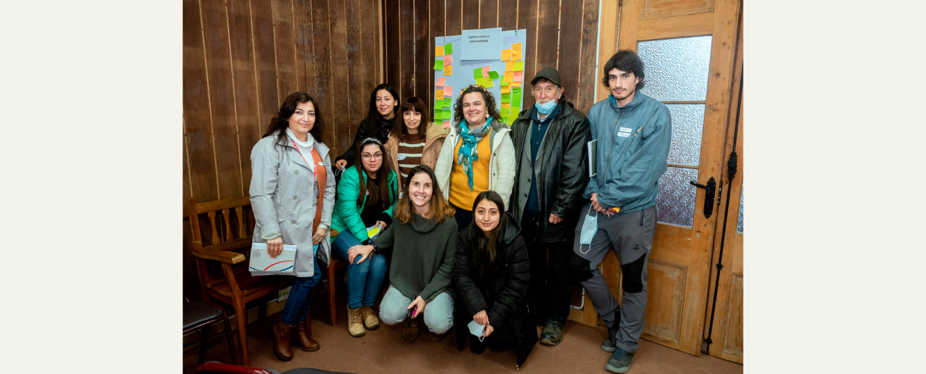 grupo de personas realizando card sorting