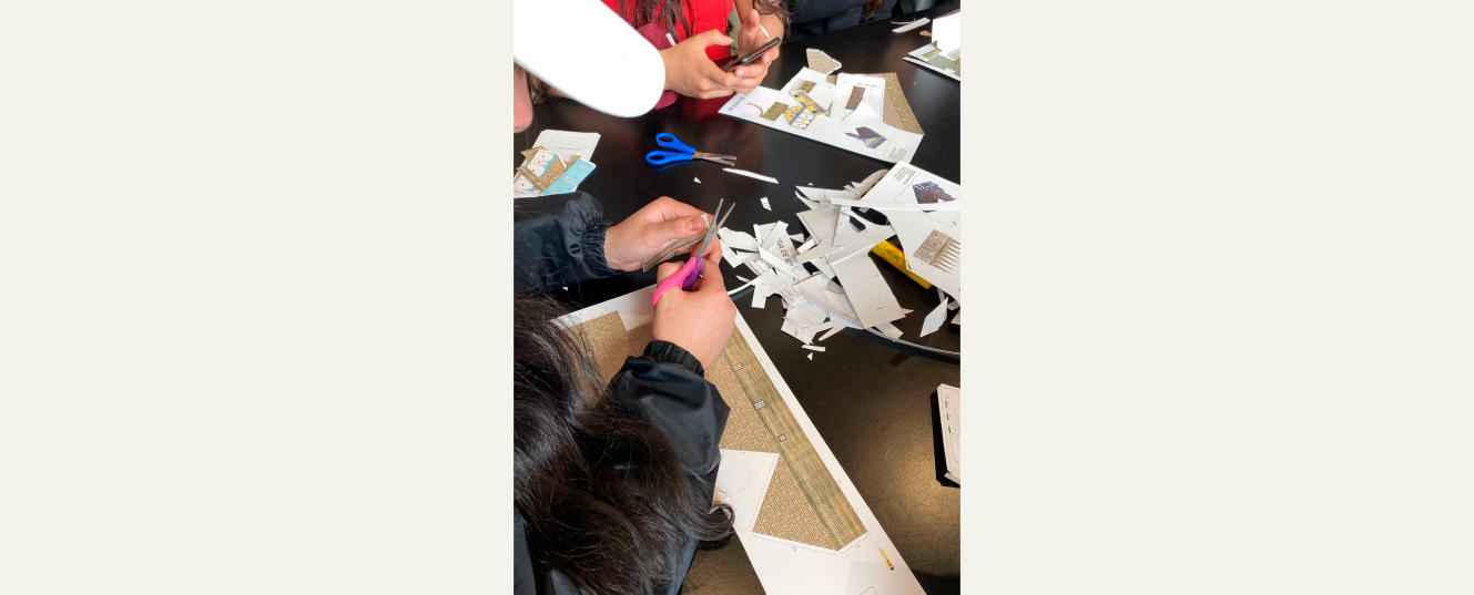 grupo de personas recortando maquetas de papel iglesia