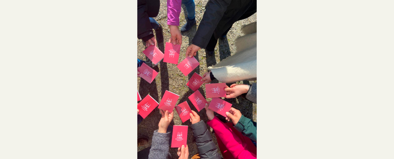 grupo de personas presentando pasaporte ruta de las iglesias