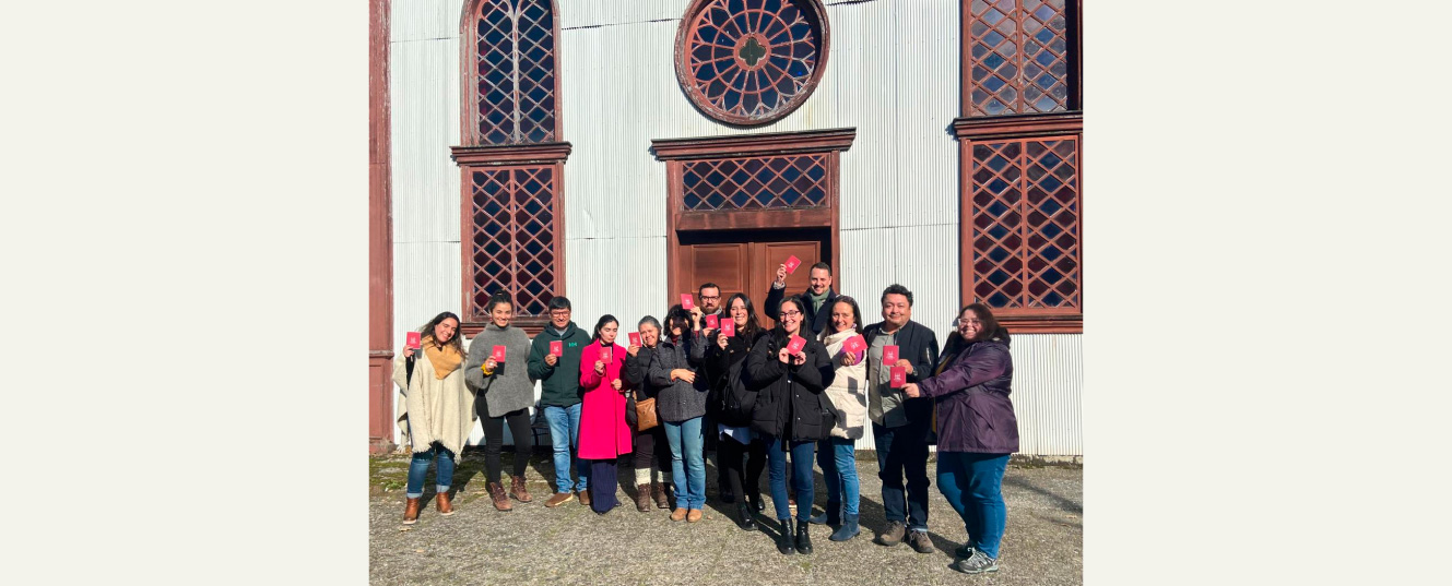 grupo de personas presentando pasaporte ruta de las iglesias