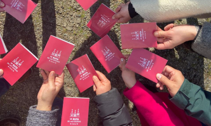 grupo de personas presentando pasaporte ruta de las glesias