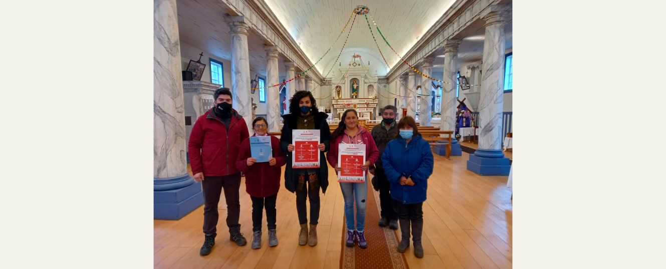 grupos de personas al interior de iglesia