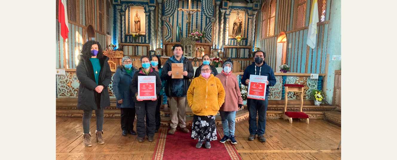 grupos de personas al interior de iglesia