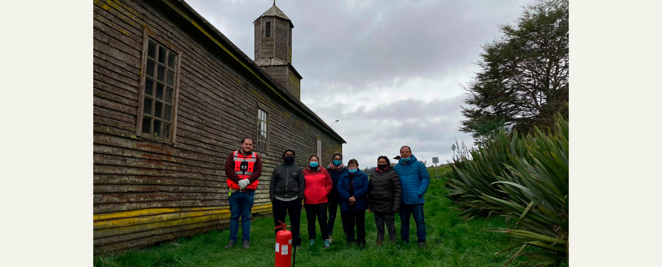 grupos de personas al interior de iglesia