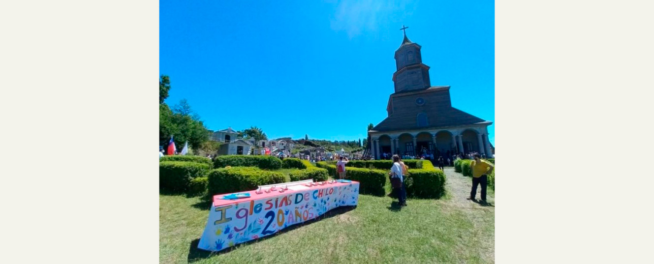 iglesia y mesa con afiche