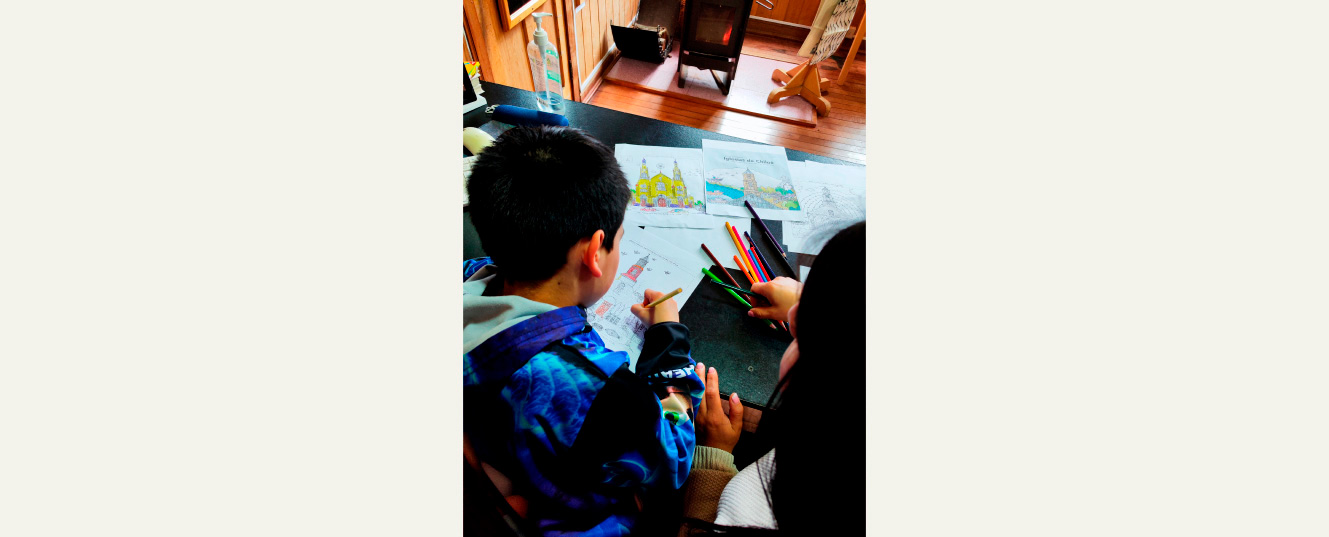 niño coloreando libro