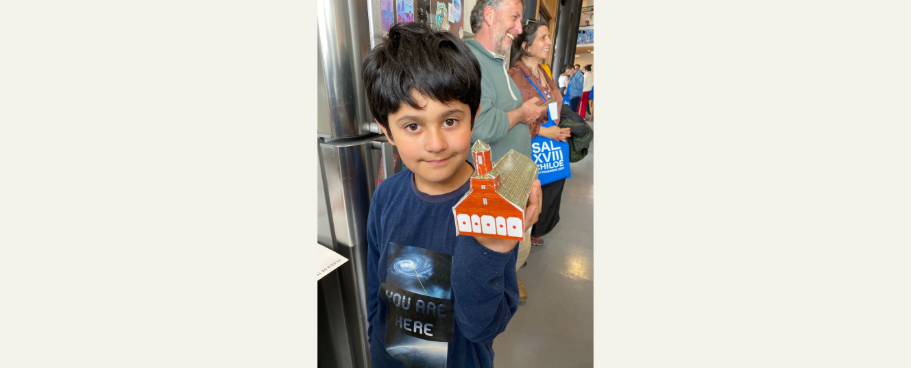 niño y su maqueta de papel iglesia