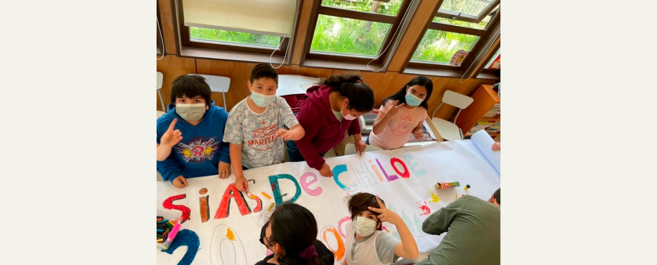 niños creando afiche