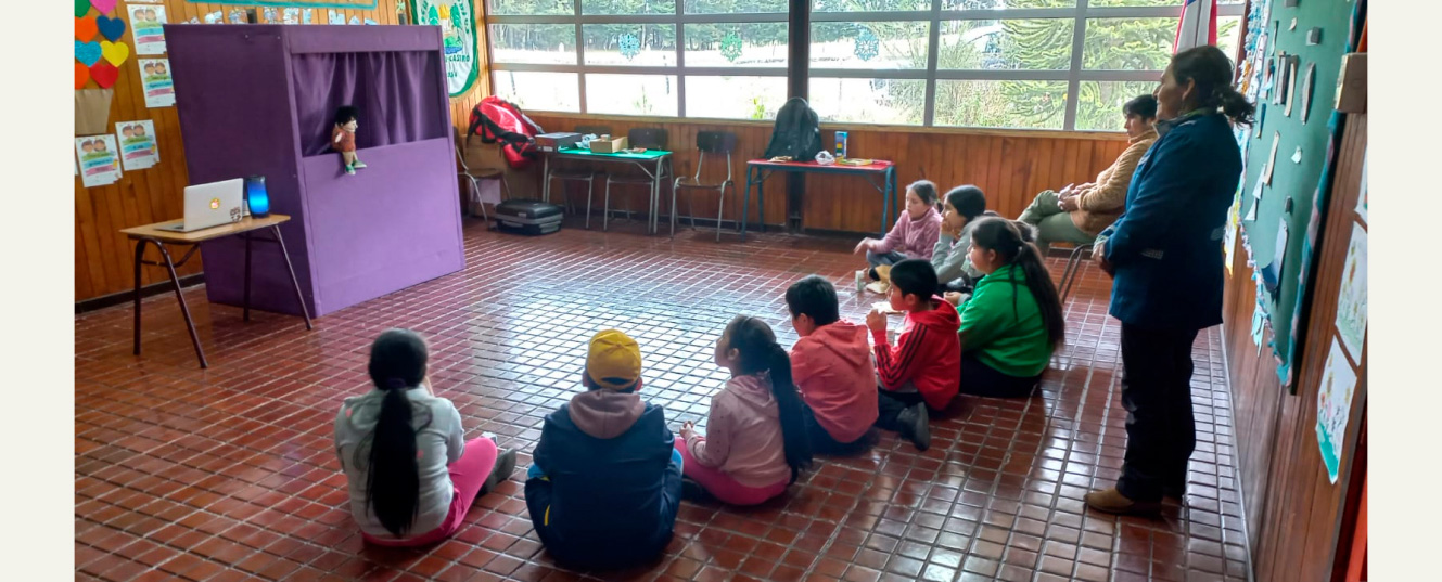 niños y función de títeres