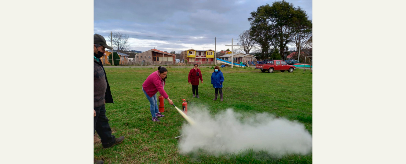 persona utilizando extintor