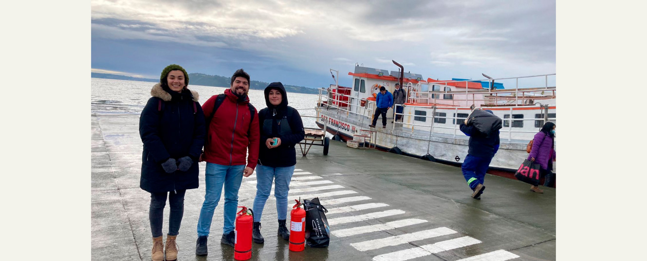 personas bajando del barco