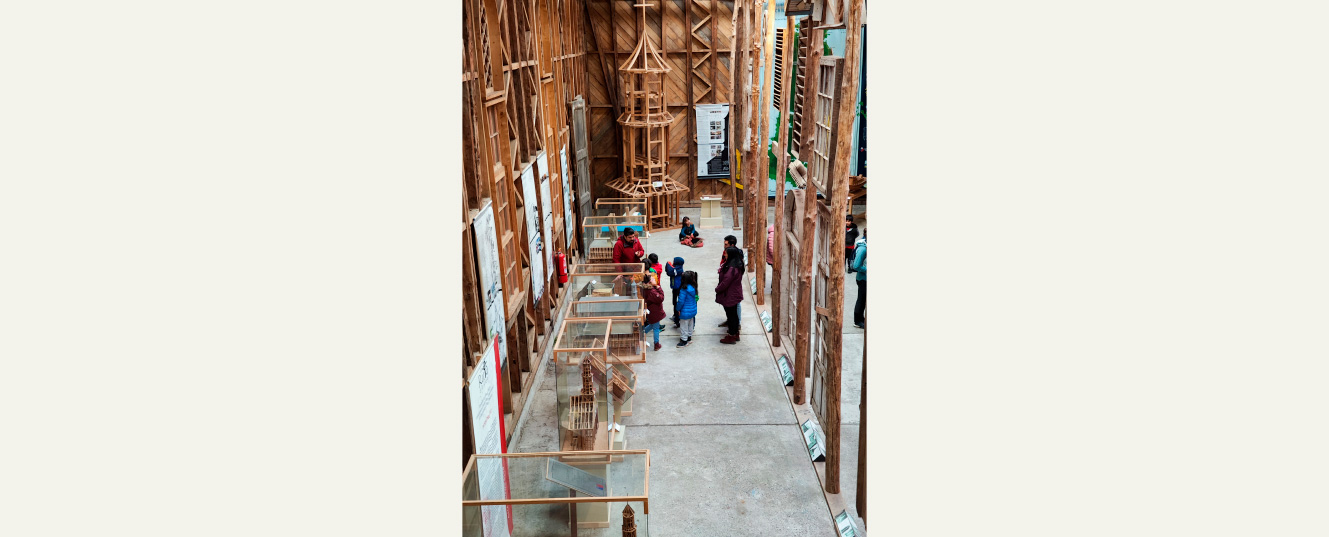 personas recorriendo museo