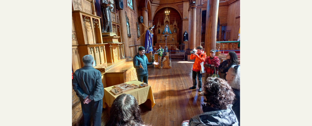 relato de guía a un grupo de personas