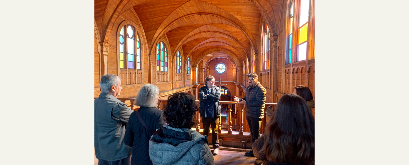 relato de guía a un grupo de personas