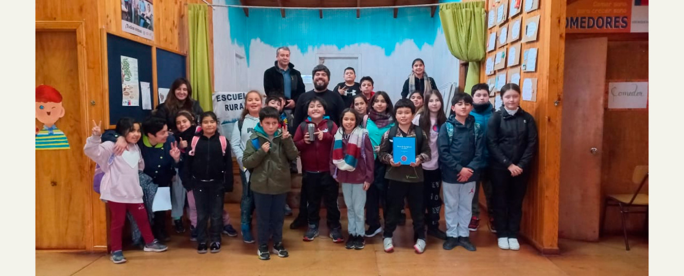 un grupo de niños y adultos