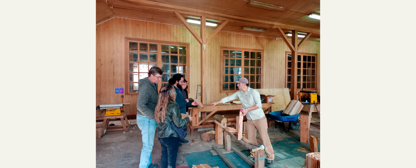 un grupo de personas trabajando la madera