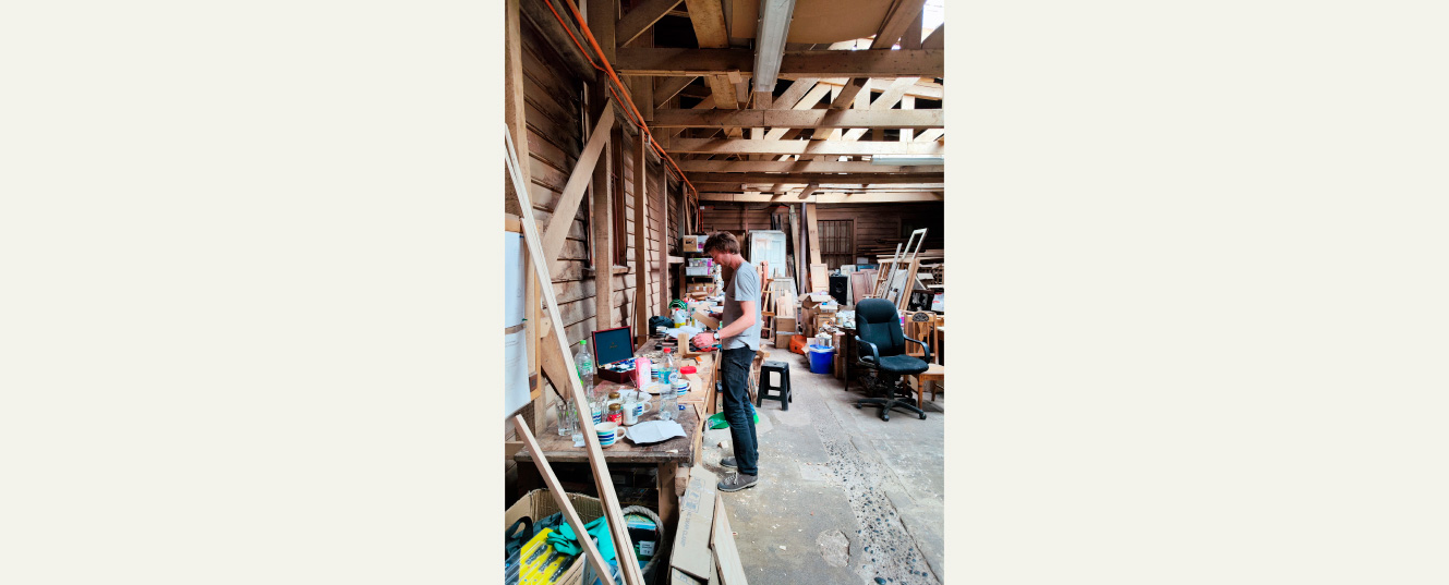 un hombre en el taller de carpintería